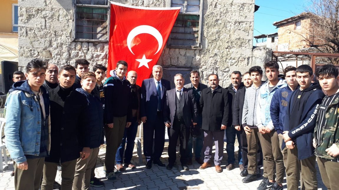 Okulumuzu temsilen bir grup öğrencimizle Okulumuz Ali Sayar MTAL  mezunu Şehidimiz Emin YILDIRIM 'ın taziyesine iştirak edildi.